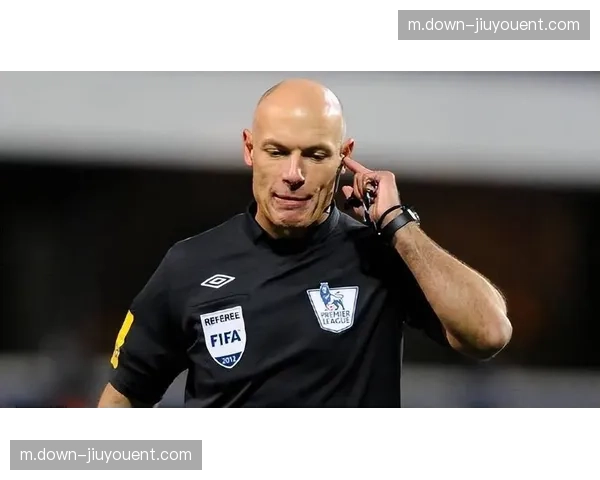 曼联点球判罚引发争议VAR介入确认 拉克鲁瓦红牌改变战局